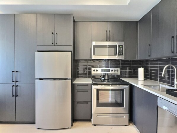 Frigorifero, microonde, forno, piano cottura