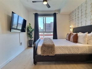 Escritorio, tabla de planchar con plancha, wifi gratis y ropa de cama 