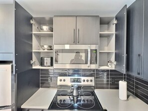 Frigorifero, microonde, forno, piano cottura