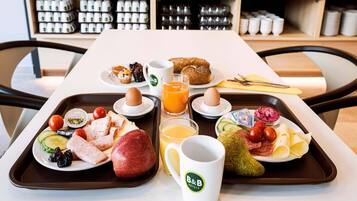 Tägliches Frühstücksbuffet (13.90 EUR pro Person)