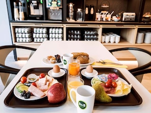 Sarapan bufet setiap hari (EUR 13.90 seorang)