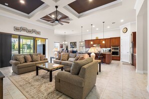 A spacious living room with two sofas, a coffee table, and a ceiling fan. - Estate WEF nearby Pets OK (Wellington)