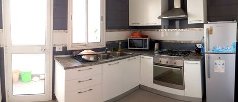 Fridge, oven, stovetop, coffee/tea maker