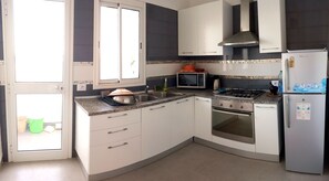 Fridge, oven, stovetop, coffee/tea maker