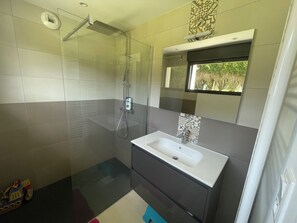 Dusche, Haartrockner, Handtücher, Toilettenpapier