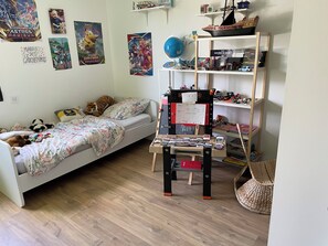 4 bedrooms, iron/ironing board, WiFi, bed sheets