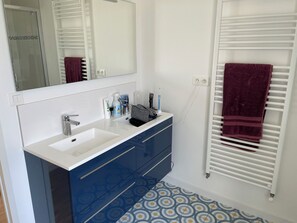 Douche, sèche-cheveux, serviettes fournies, papier toilette