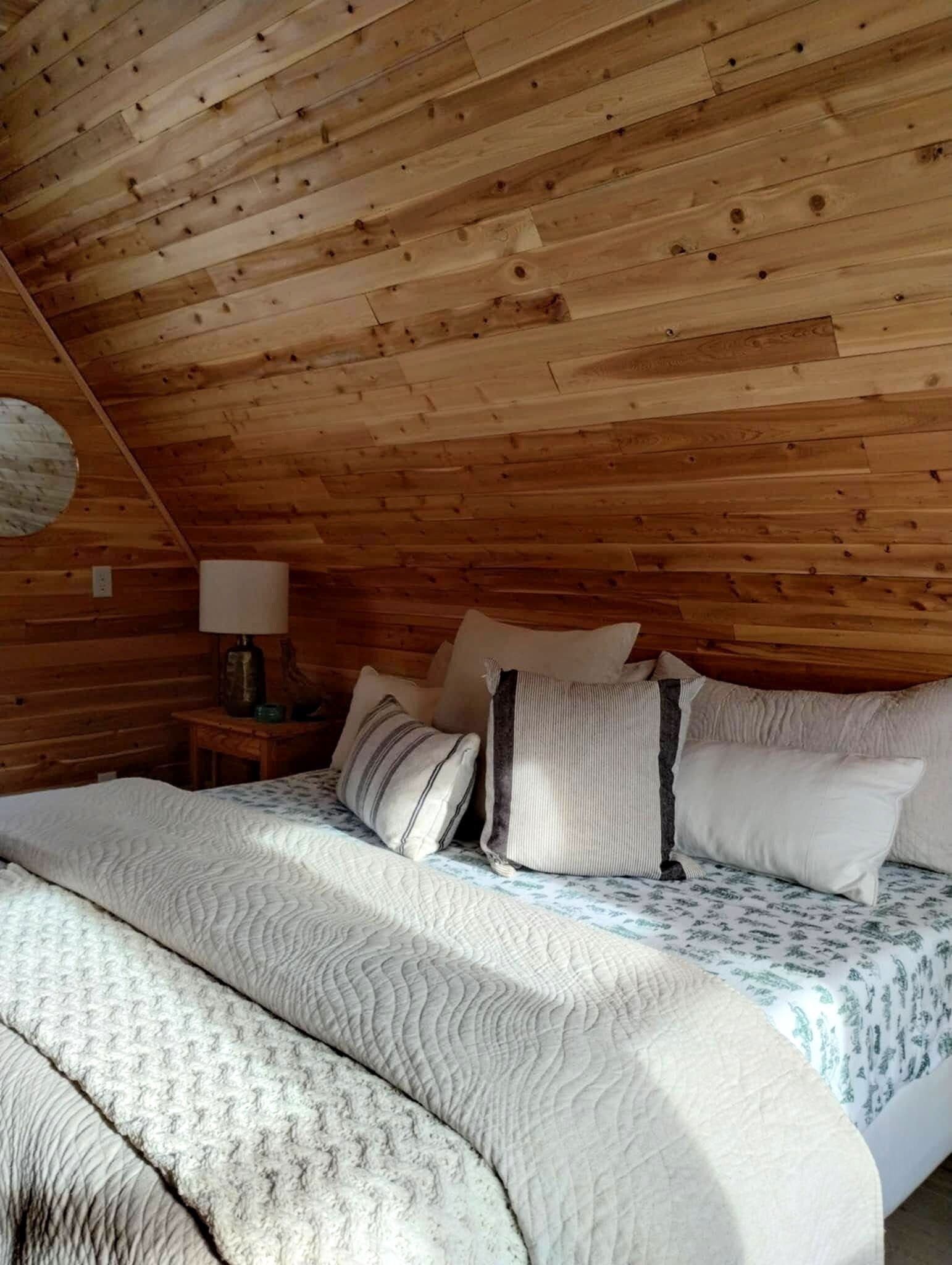 2 bedrooms, desk, WiFi, bed sheets