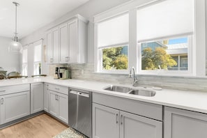 House, Multiple Beds (Pineapple & Palms) | Private kitchen