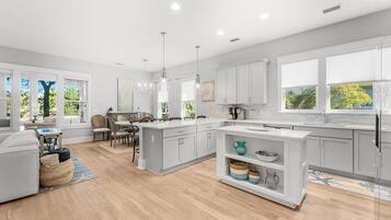 House, Multiple Beds (Pineapple & Palms) | Private kitchen