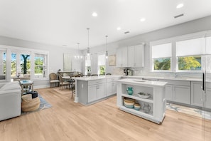House, Multiple Beds (Pineapple & Palms) | Private kitchen