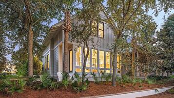 House, Multiple Beds (Pineapple & Palms) | Exterior