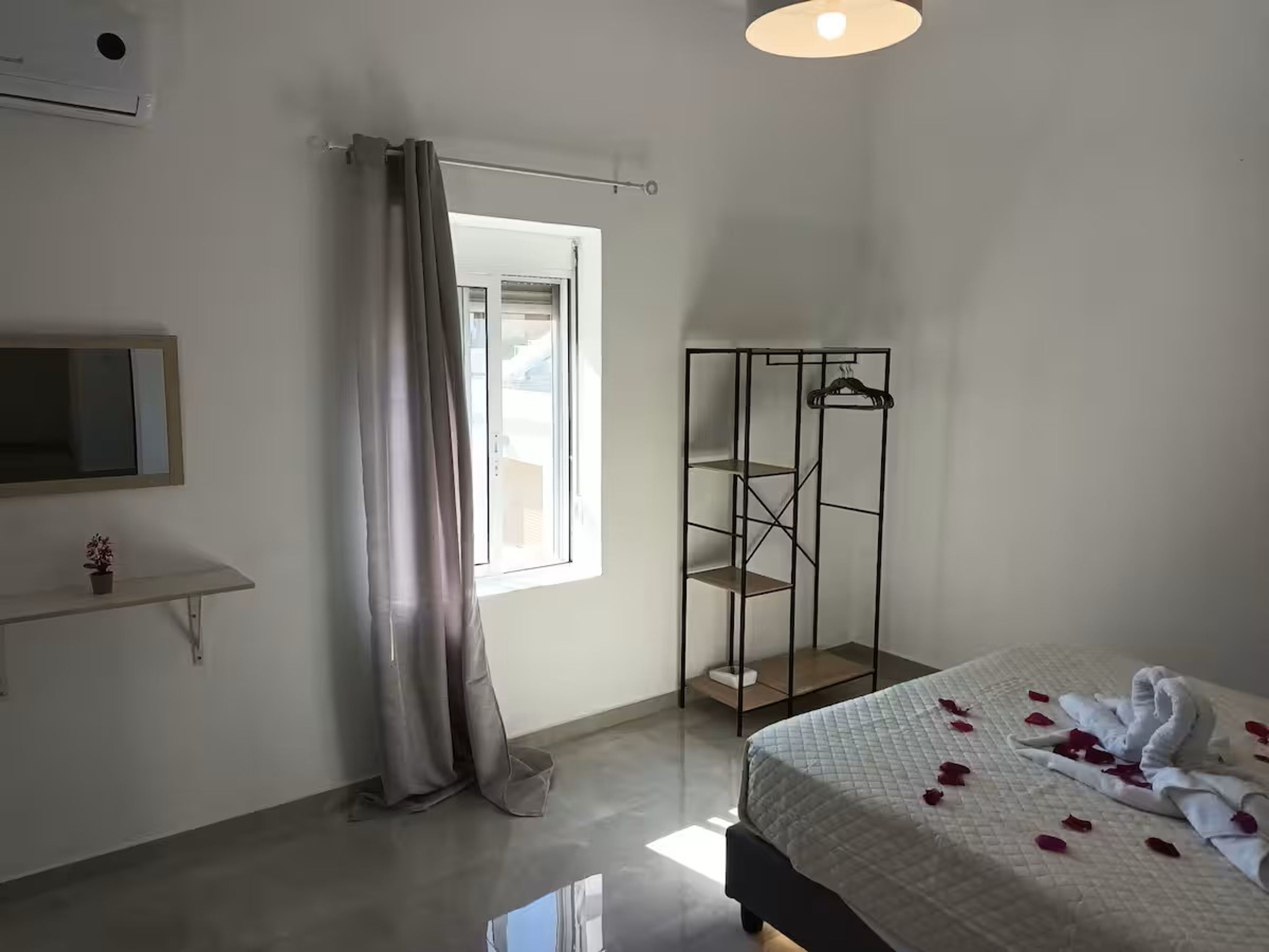 1 chambre, fer et planche à repasser, Wi-Fi gratuit, draps fournis