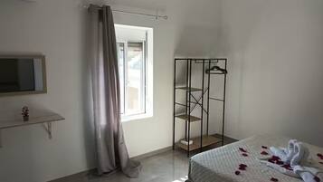 1 slaapkamer, een strijkplank/strijkijzer, gratis wifi, beddengoed