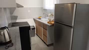 Fridge, oven, stovetop, coffee/tea maker