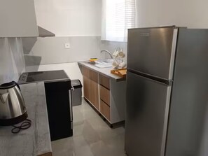 Een koelkast, een oven, een kookplaat, een koffiezetapparaat/waterkoker