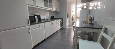 Køleskab, mikrobølgeovn, ovn, kogeplade