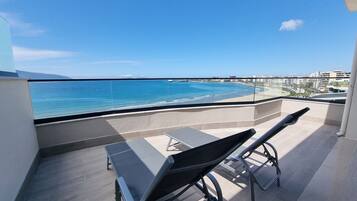 Superior-Studiosuite, Balkon, Strandblick | Terrasse/Patio
