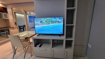 Superior Studio Suite, Balcony, Beach View | Living area