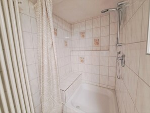 Articles de toilette écologiques, séchoir à cheveux, serviettes fournies