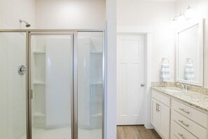 Bathroom - Lind Haven at Sweet Retreat (Pensacola)