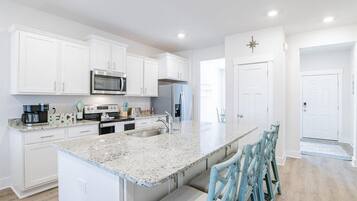 House, Multiple Beds (Lind Haven at Sweet Retreat) | Private kitchen