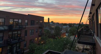 Sunlit Room+Bath in Chicago Condo near United Center, West Loop, & Med District