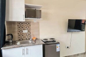Private kitchen - Raya Suites-Studio apartment (Kampala)
