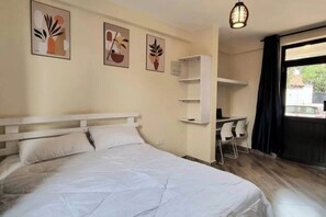 1 dormitorio, tabla de planchar con plancha, wifi y ropa de cama