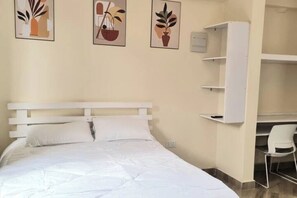 1 dormitorio, tabla de planchar con plancha, wifi y ropa de cama