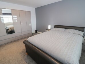 2 bedrooms, individually decorated, individually furnished, free WiFi - Seaview House (Llanfairfechan)