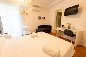 1 bedroom, WiFi, bed sheets - Private Room 5 near Vatican with Balcony (Irnerio) (Roma)