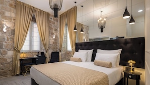 Luxury Room 1 | ตู้นิรภัยในห้องพัก, โต๊ะทำงาน, พื้นที่ทำงานแบบใช้แล็ปท็อป, ห้องเก็บเสียง