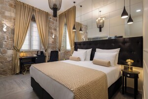Luxury Room 1 | Zimmersafe, Schreibtisch, laptopgeeigneter Arbeitsplatz
