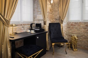 Luxury Room 1 | Zimmersafe, Schreibtisch, laptopgeeigneter Arbeitsplatz