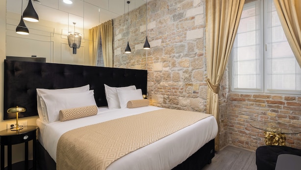 Luxury Room 2 | ตู้นิรภัยในห้องพัก, โต๊ะทำงาน, พื้นที่ทำงานแบบใช้แล็ปท็อป, ห้องเก็บเสียง
