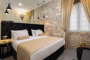 Luxury Room 2 | Zimmersafe, Schreibtisch, laptopgeeigneter Arbeitsplatz