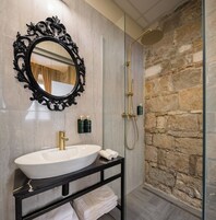 Luxury Room 1 | Badezimmer | Dusche, Haartrockner, Hausschuhe, Handtücher