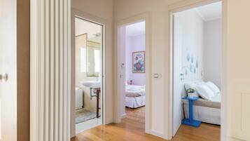 Appartamento familiare, 2 camere da letto, vista mare | 1 camera, tende oscuranti, ferro/asse da stiro, Wi-Fi gratuito