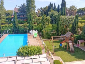 Seasonal outdoor pool, open 10:00 AM to 5:00 PM, pool umbrellas - Casa Torre Specchio (Bari)
