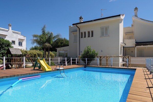 Seasonal outdoor pool, open 10:00 AM to 5:00 PM, pool umbrellas - Casa Torre Specchio (Bari)