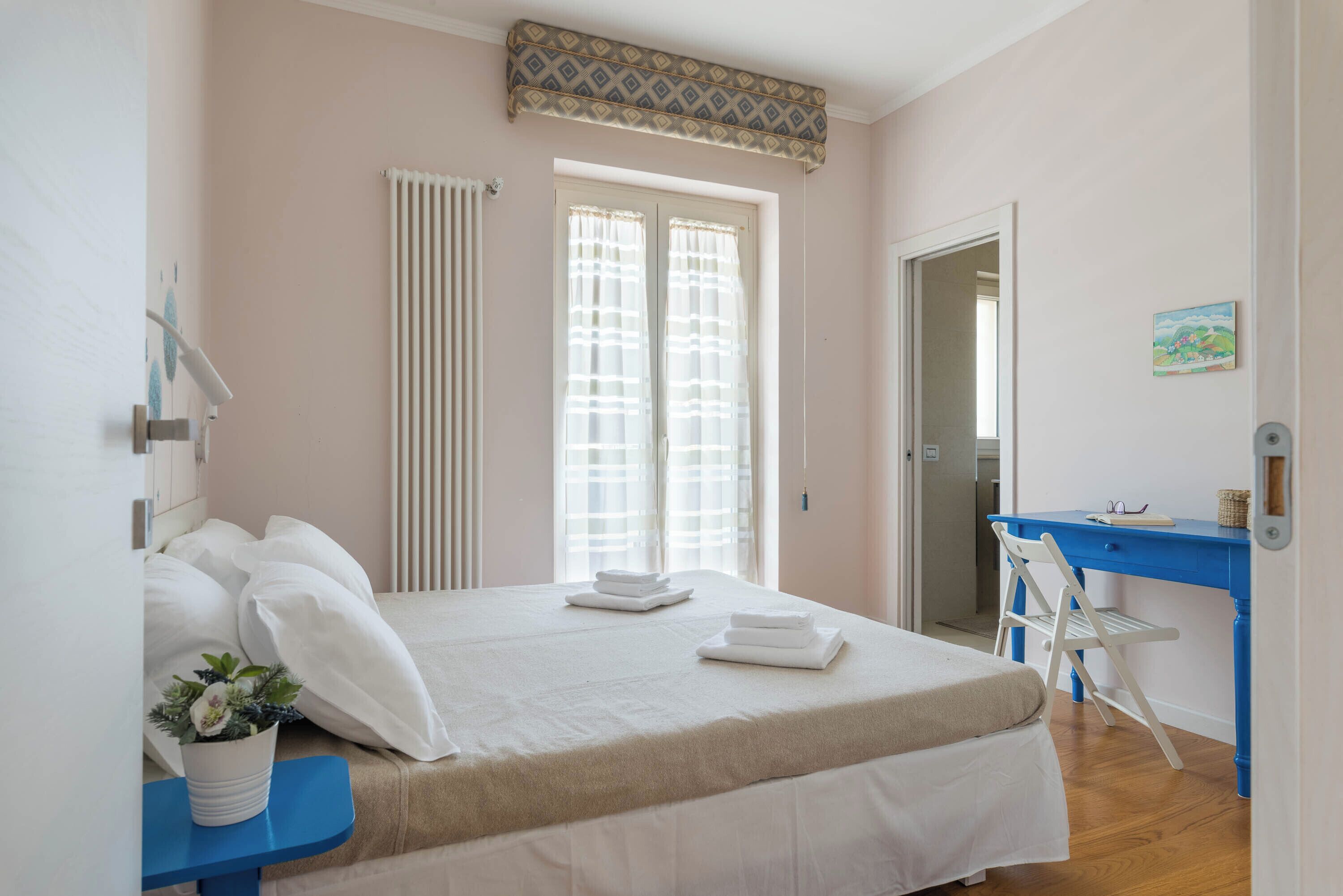 Une chambre à coucher avec un lit, un bureau et une chaise.