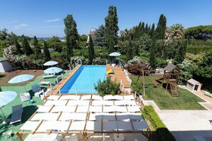 季节性开放的室外游泳池，10:00 至 17:00 开放，池畔遮阳伞，日光浴躺椅