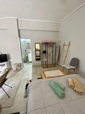 1 habitación, tabla de planchar con plancha, cuna de viaje y wifi 