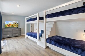 5 bedrooms, iron/ironing board, WiFi, bed sheets