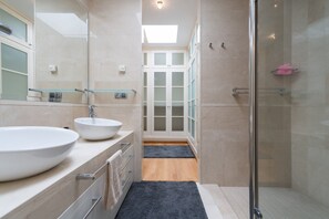 Hus | Bad | Badekar og hårføner