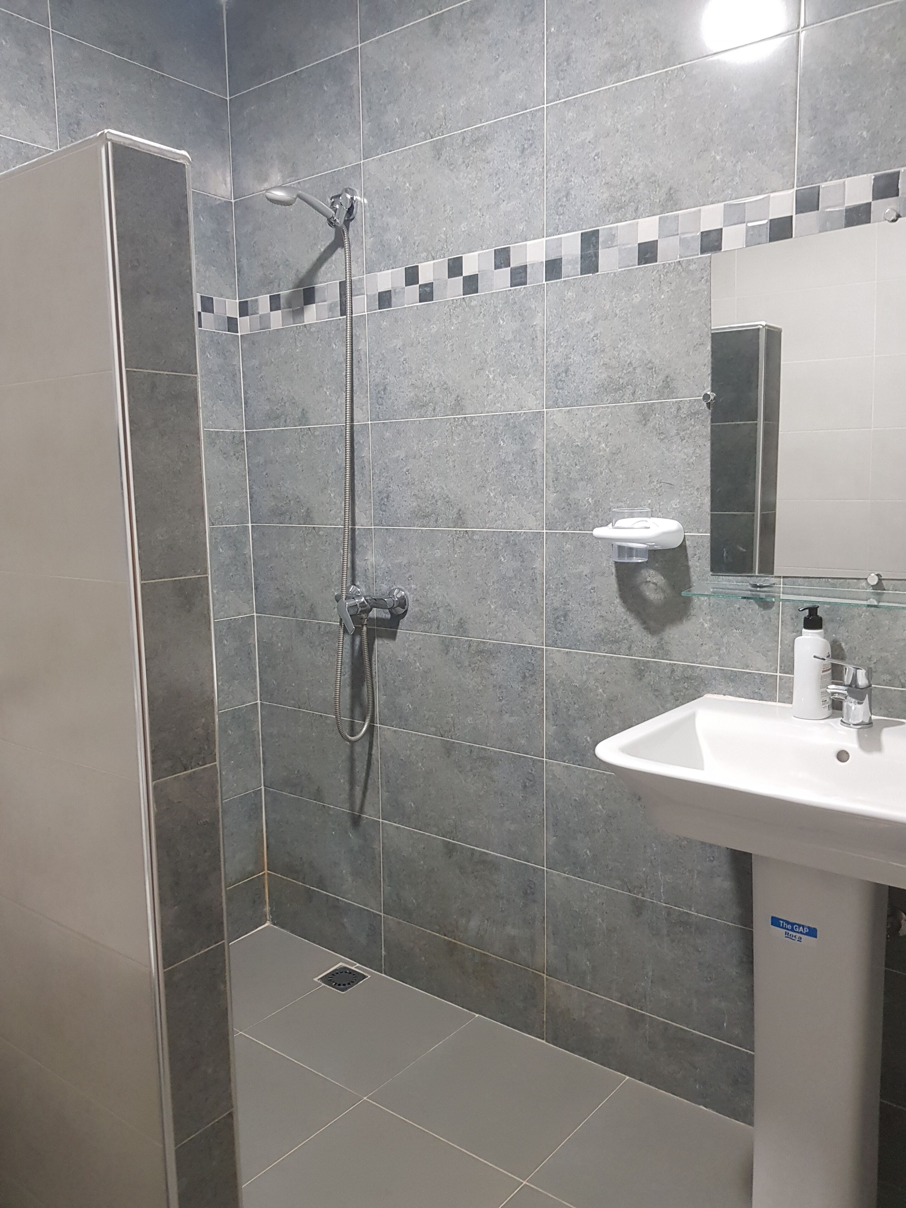 Douche, séchoir à cheveux, serviettes fournies, savon