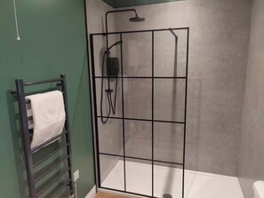 Ferienhaus | Badezimmer | Dusche, Handtücher