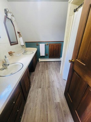 تجهيزات دش، مجففات شعر، مناشف، صابون