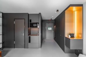 Estudio Premium | Escritorio, espacio para trabajar con laptop y insonorización